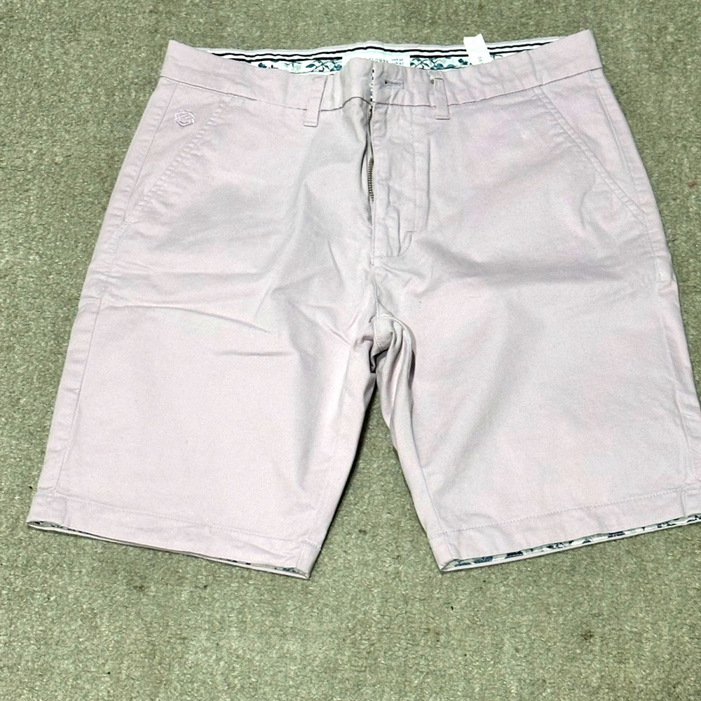 Men’s khaki shorts size 32